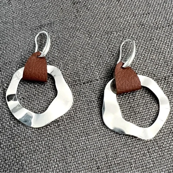 Silver and leather earrings - Picture 1 of 2